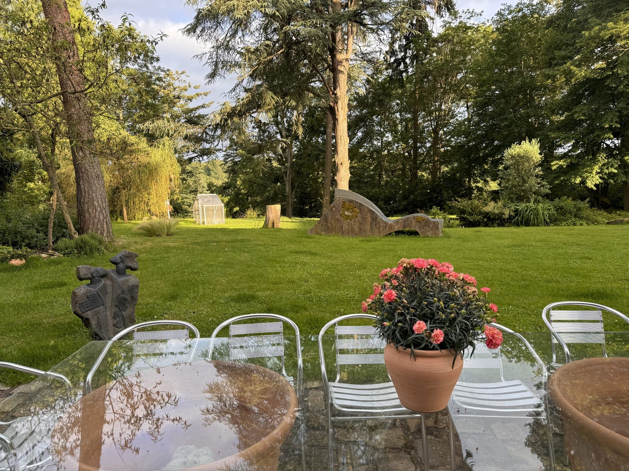 Le jardin face à la forêt, table dressée